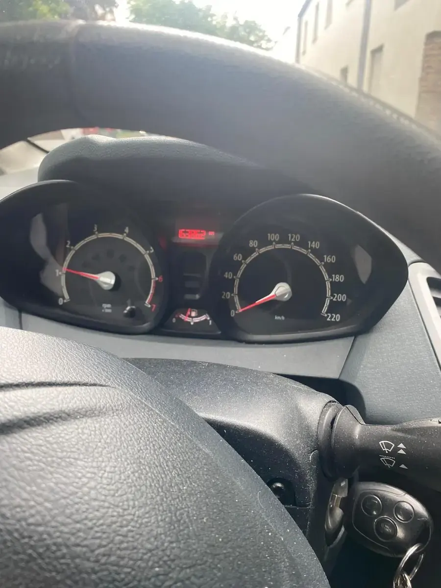Gebraucht Ford Fiesta 60 PS (44 kW) 2009 Rot Kleinwagen