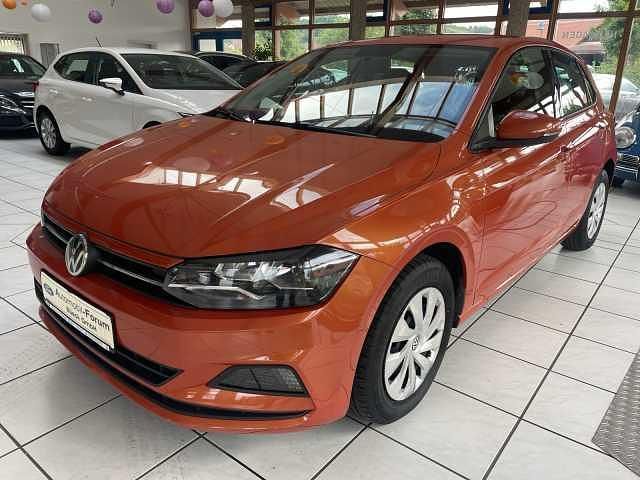 Energetic orange (metallic) Gebraucht 2019 VW Polo Comfortline Limousine | 13.200 € (Fairer Preis) - Bild 1/4