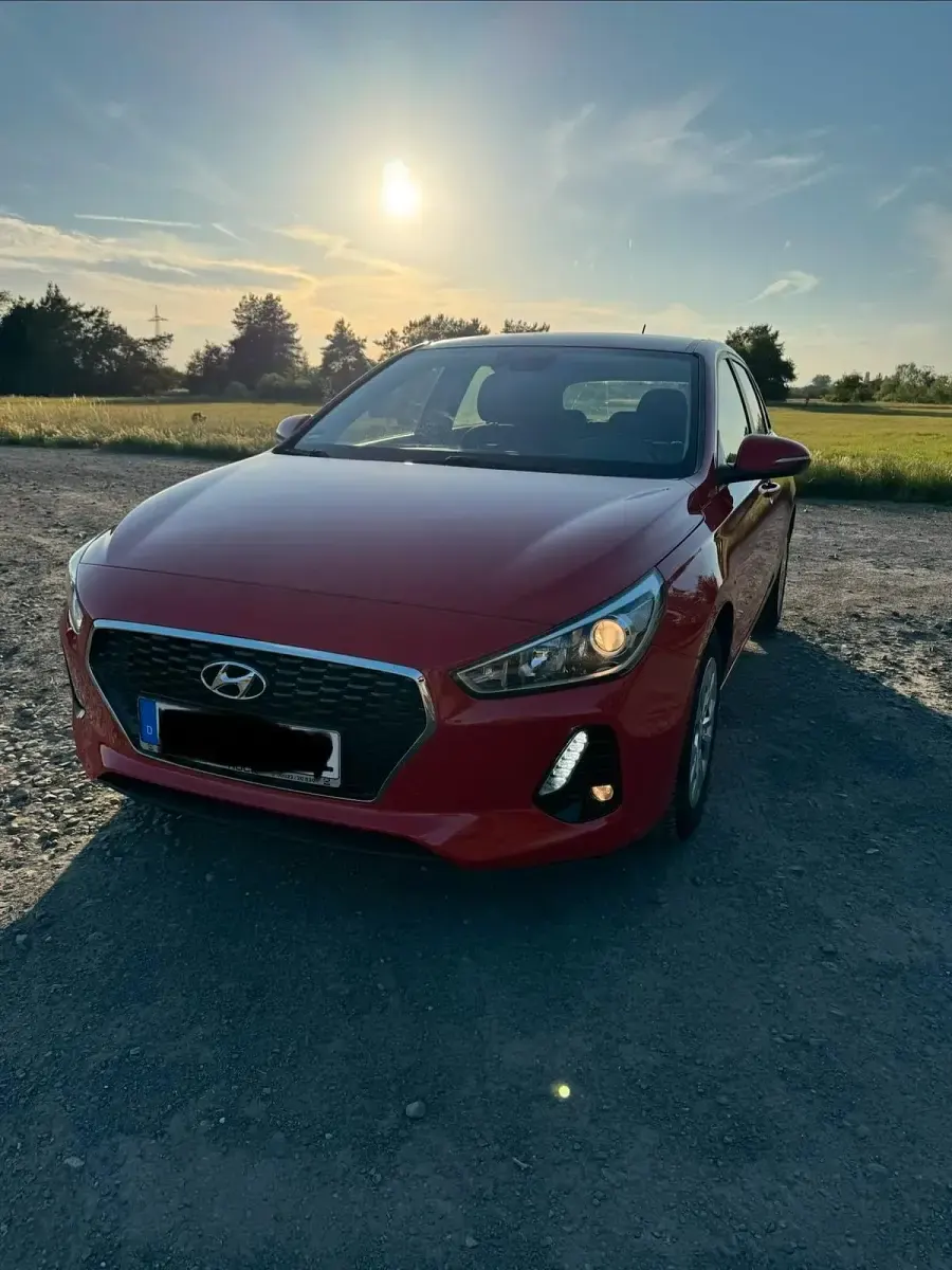 Gebraucht Hyundai i30 99 PS (72 kW) 2017 Rot Limousine