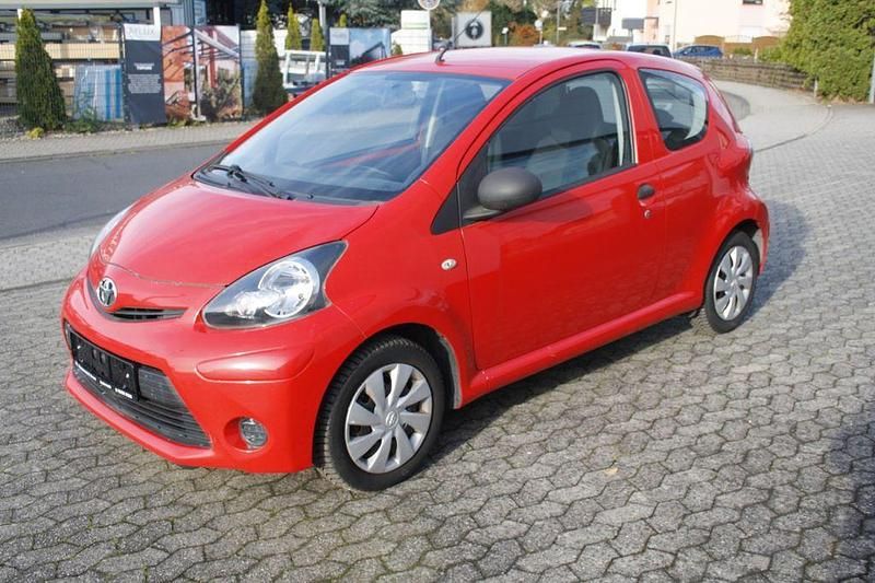 Rot Gebraucht 2012 Toyota Aygo Basis Kleinwagen | 3.450 € (Fairer Preis) - Bild 1/4