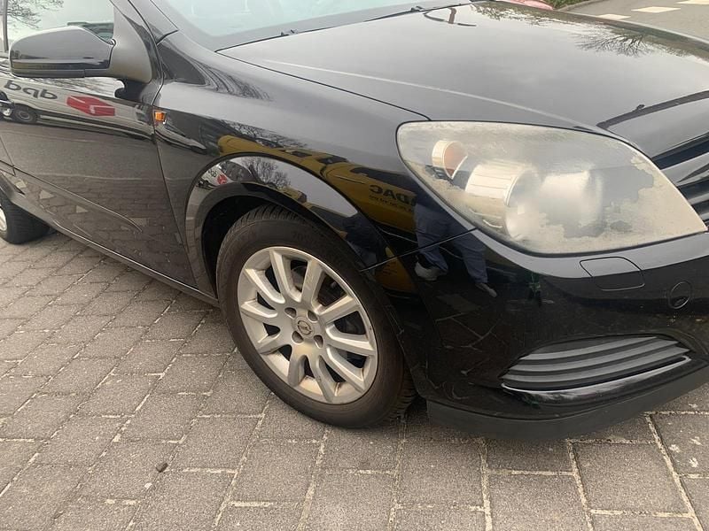 Second-hand Opel Astra 90 CP (66 kW) 2005 Negru Hatchback