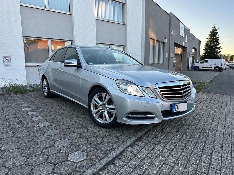 Silber Gebraucht 2011 Mercedes E220 Avantgarde Limousine | 8.950 € (Guter Preis) - Bild 1/4