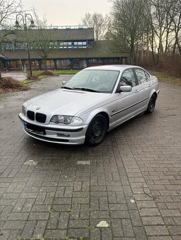 Silber Gebraucht 2001 BMW 320 Limousine | 600 € (Superpreis) - Bild 1/4