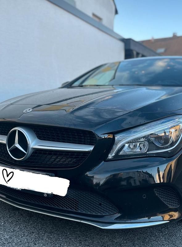 Schwarz Gebraucht 2018 Mercedes CLA200 Kombi | 19.000 € - Bild 1/4