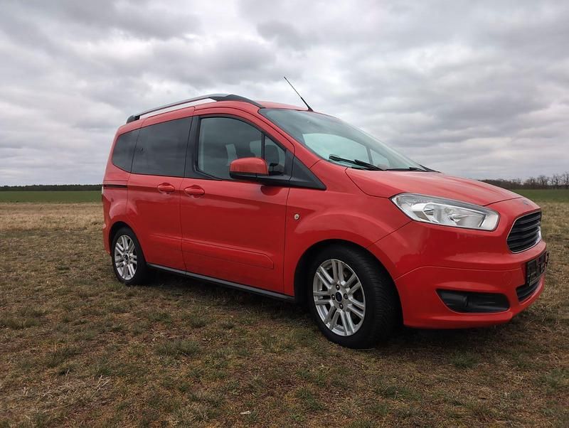 Gebraucht Ford Tourneo Courier Titanium 75 PS (55 kW) 2017 Rot Van / Kleinbus