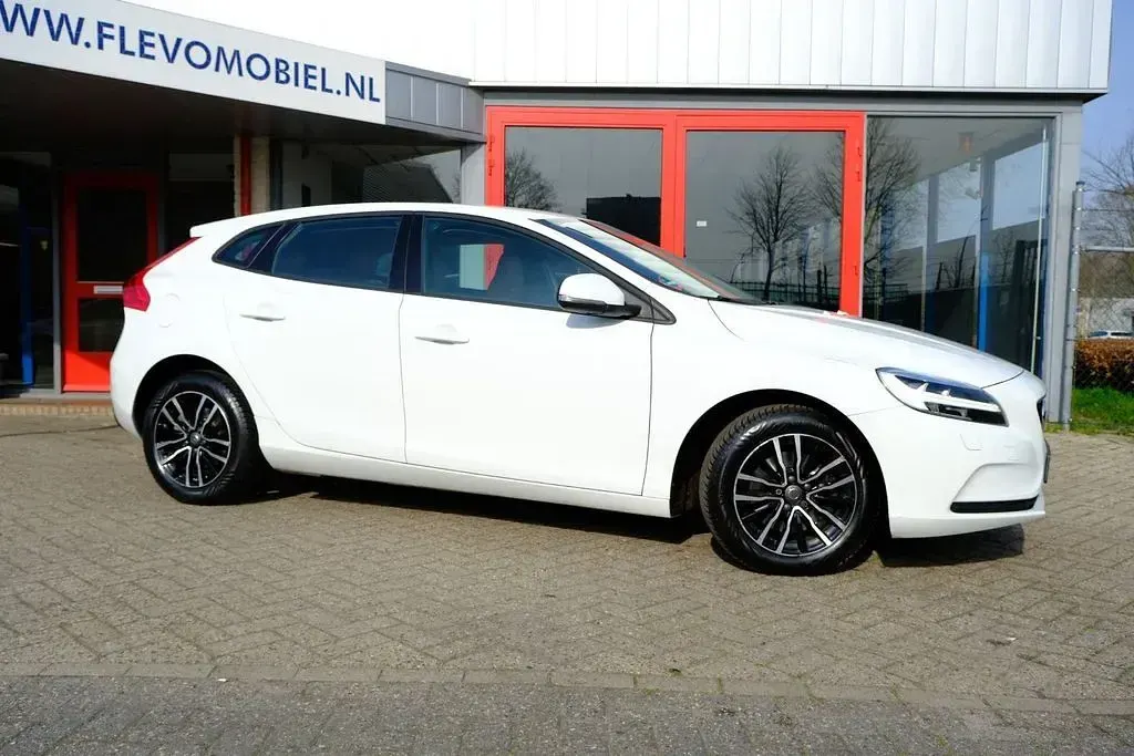 Gebraucht Volvo V40 122 PS (89 kW) 2017 Weiß Limousine