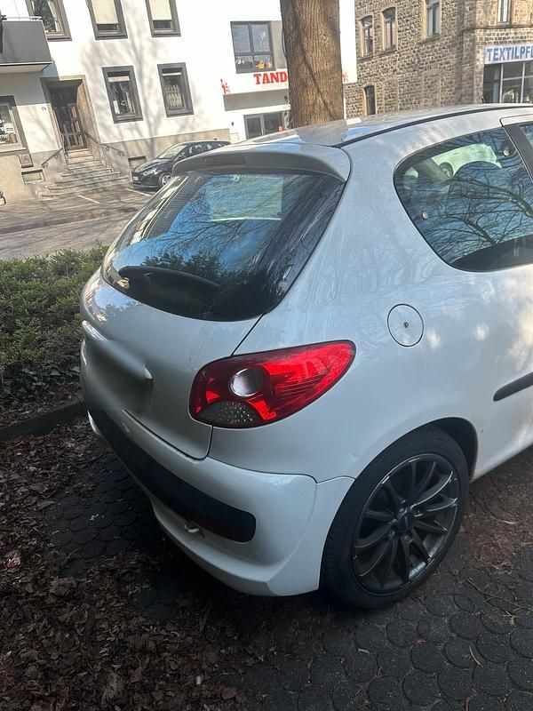 Gebraucht Peugeot 206+ 73 PS (53 kW) 2011 Weiß Kleinwagen
