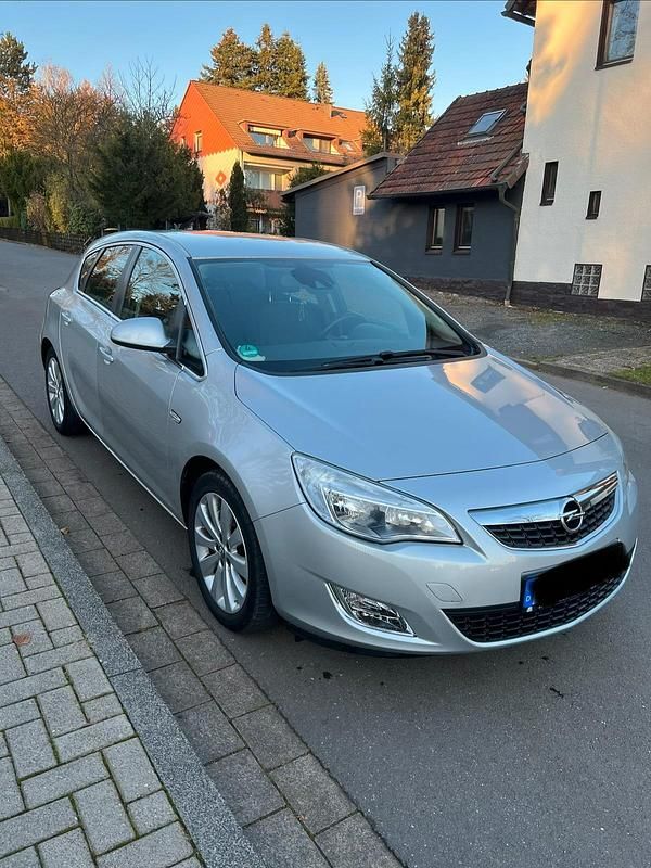 Gebraucht Opel Astra 101 PS (74 kW) 2010 Silber Limousine