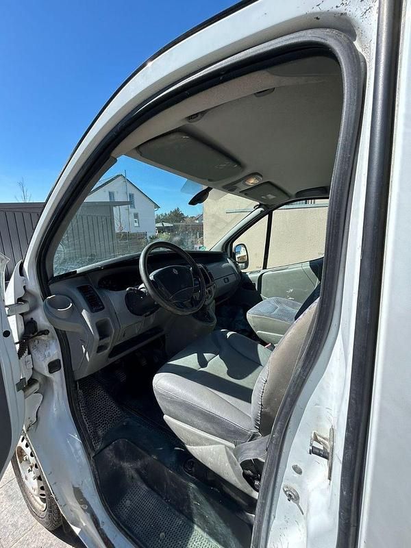 Second-hand Renault Trafic 90 CP (66 kW) 2010 Alb Monovolum