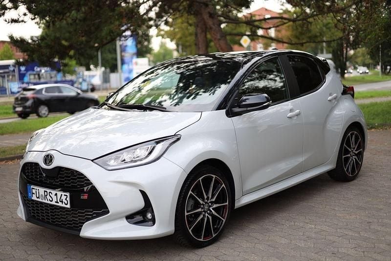 Grau Gebraucht 2023 Toyota Yaris Sport Limousine | 20.500 € (Guter Preis) - Bild 1/4
