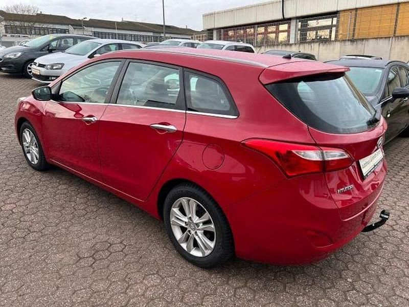 Gebraucht Hyundai i30 128 PS (94 kW) 2014 Rot Limousine