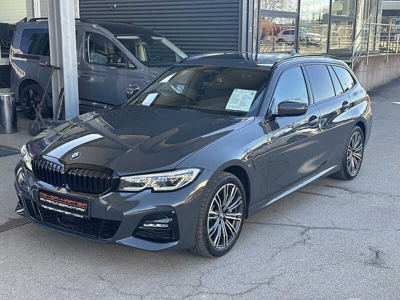 Grau Gebraucht 2020 BMW 330e Sport Line Kombi | 35.990 € - Bild 1/4