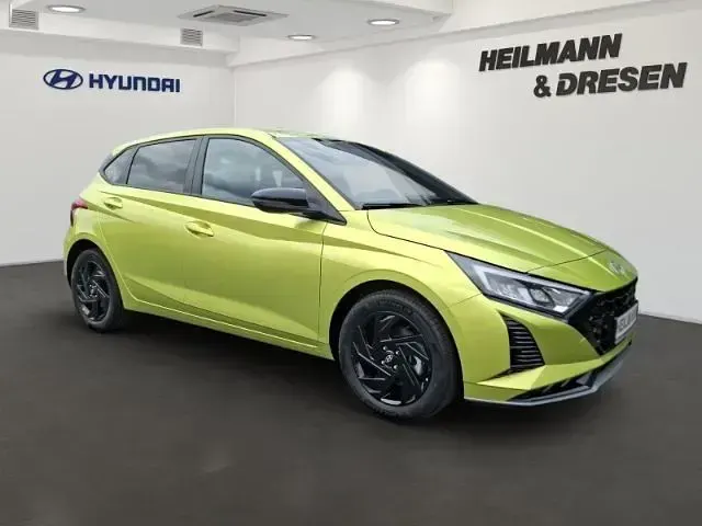 Neu Hyundai i20 Blackline 90 PS (66 kW) 2026 Gelb Kleinwagen