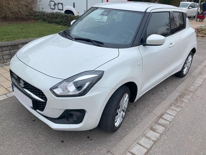 Weiß Gebraucht 2021 Suzuki Swift Comfort Kleinwagen | 14.300 € (Fairer Preis) - Bild 1/4