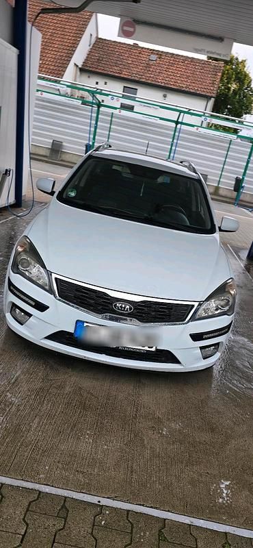 Weiß Gebraucht 2012 Kia Ceed Kleinwagen | 1.850 € (Superpreis) - Bild 1/4