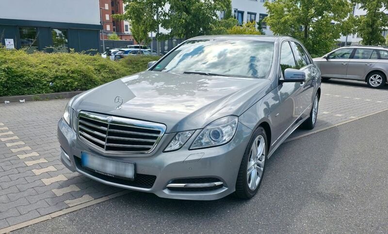 Beige Gebraucht 2012 Mercedes E200 Avantgarde Limousine | 9.499 € (Fairer Preis) - Bild 1/4