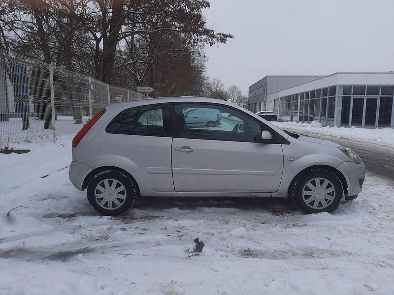 Grau Gebraucht 2007 Ford Fiesta Kleinwagen | 2.222 € (Fairer Preis) - Bild 1/4