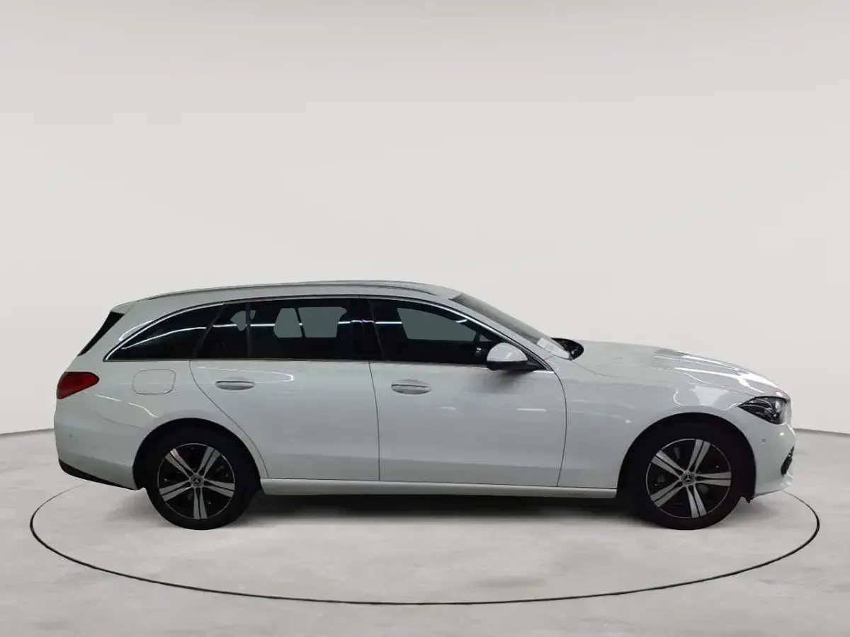Gebraucht Mercedes C300e Avantgarde 204 PS (150 kW) 2023 Manufaktur opalithweiß bright Kombi