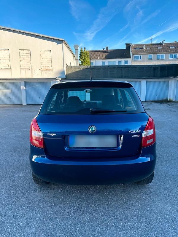 Gebraucht Skoda Fabia 69 PS (50 kW) 2011 Blau Limousine