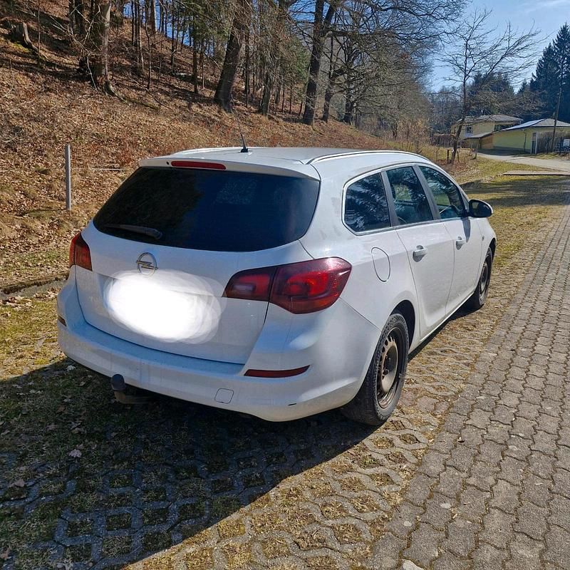 Gebraucht Opel Astra 110 PS (80 kW) 2011 Weiß Kombi
