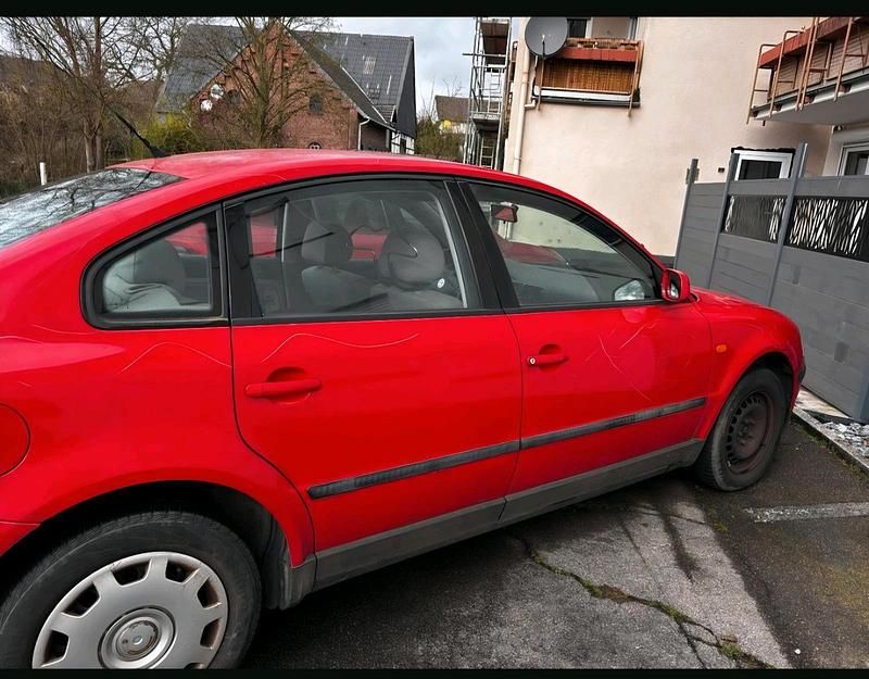 Gebraucht VW Passat 100 PS (73 kW) 1998 Rot Limousine