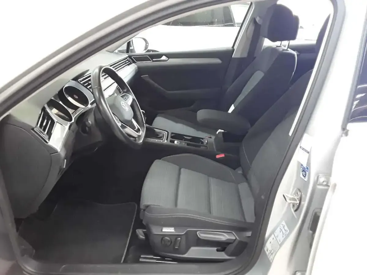 Gebraucht VW Passat Business 150 PS (110 kW) 2021 Reflexsilber metallic Kombi