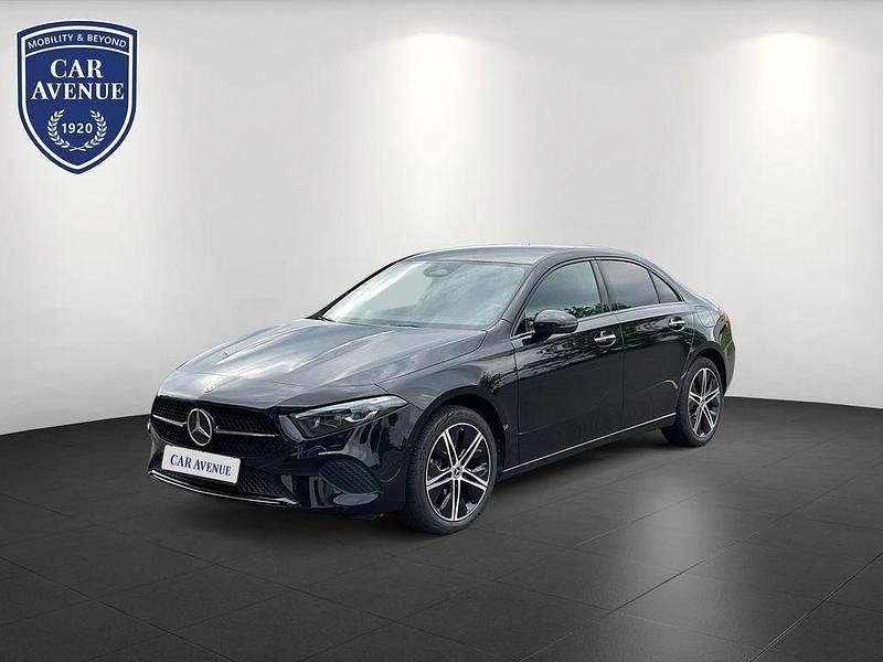Kosmosschwarzmetallic Gebraucht 2023 Mercedes A250 Night Limousine | 30.890 € (Fairer Preis) - Bild 1/4