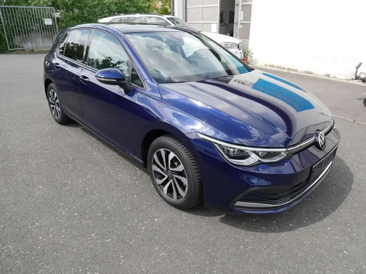 Second-hand VW Golf VIII Active 150 CP (110 kW) 2022 Albastru Berlinǎ