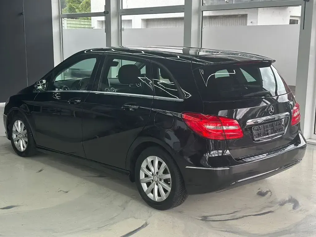 Gebraucht Mercedes B180 122 PS (89 kW) 2012 Schwarz Kleinwagen