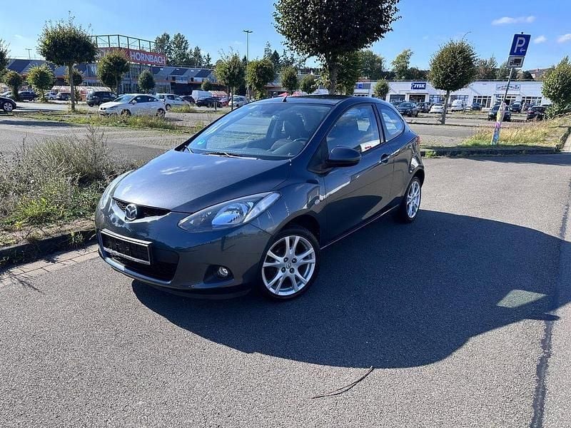 Grau Gebraucht 2008 Mazda 2 Limousine | 6.490 € (Teuer) - Bild 1/4
