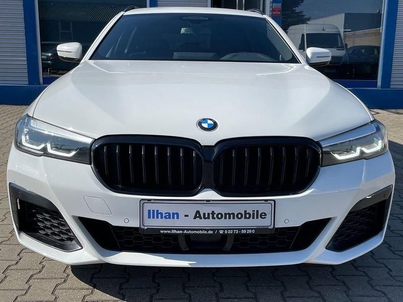 Gebraucht BMW 520 M Sport 190 PS (139 kW) 2022 Alpinweiss iii Kombi