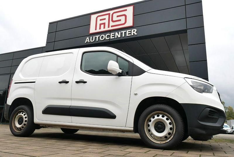 Weiß Gebraucht 2021 Opel Combo Edition Van / Kleinbus | 8.490 € (Superpreis) - Bild 1/4