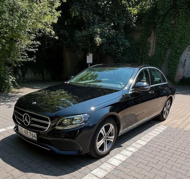 Schwarz Gebraucht 2019 Mercedes E200 Limousine | 26.400 € (Superpreis) - Bild 1/4