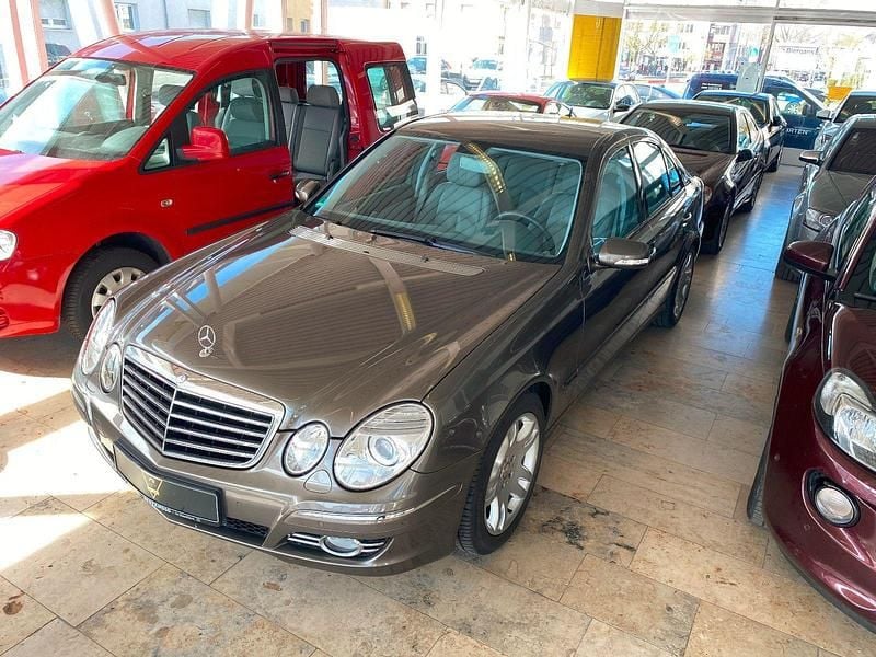 Grau Gebraucht 2008 Mercedes E280 Limousine | 10.999 € (Teuer) - Bild 1/4