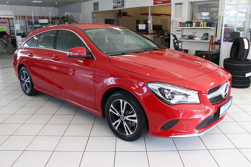 Gebraucht Mercedes CLA200 Shooting Brake 136 PS (100 kW) 2017 Rot Kombi