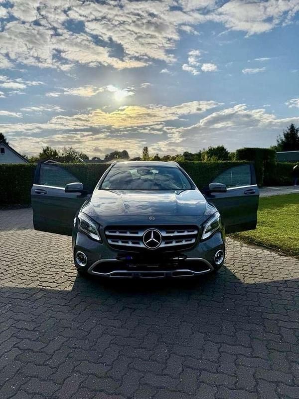 Grau Gebraucht 2018 Mercedes GLA200 Urban SUV | 24.999 € (Teuer) - Bild 1/4