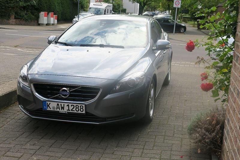 Grau Gebraucht 2014 Volvo V40 Kombi | 10.900 € (Fairer Preis) - Bild 1/4