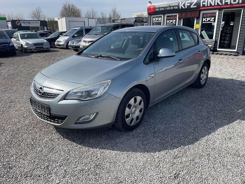 Silbersee/perl silber (m2) Gebraucht 2012 Opel Astra Design Edition Kleinwagen | 4.790 € (Fairer Preis) - Bild 1/4