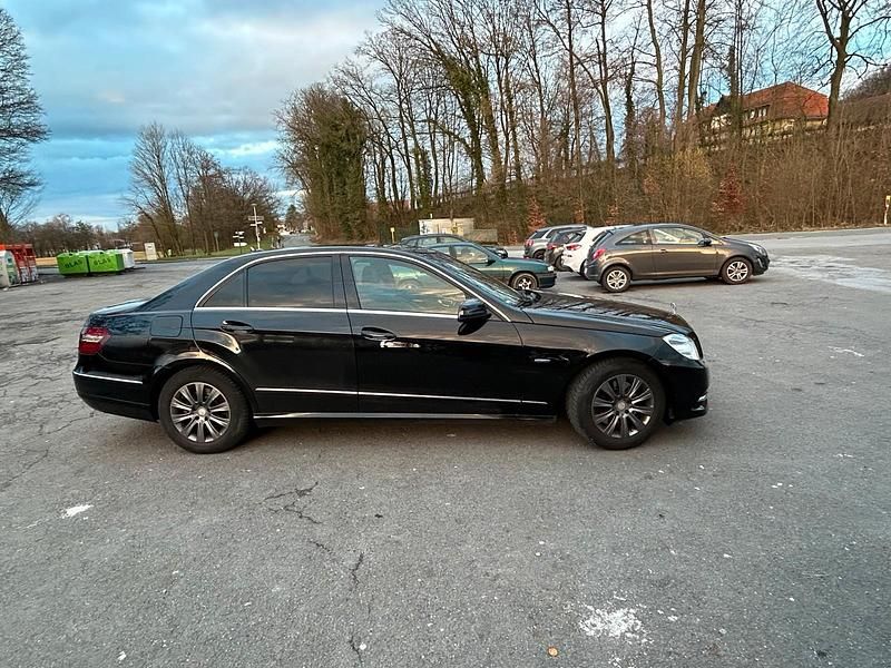 Gebraucht Mercedes E300 231 PS (169 kW) 2011 Schwarz Limousine