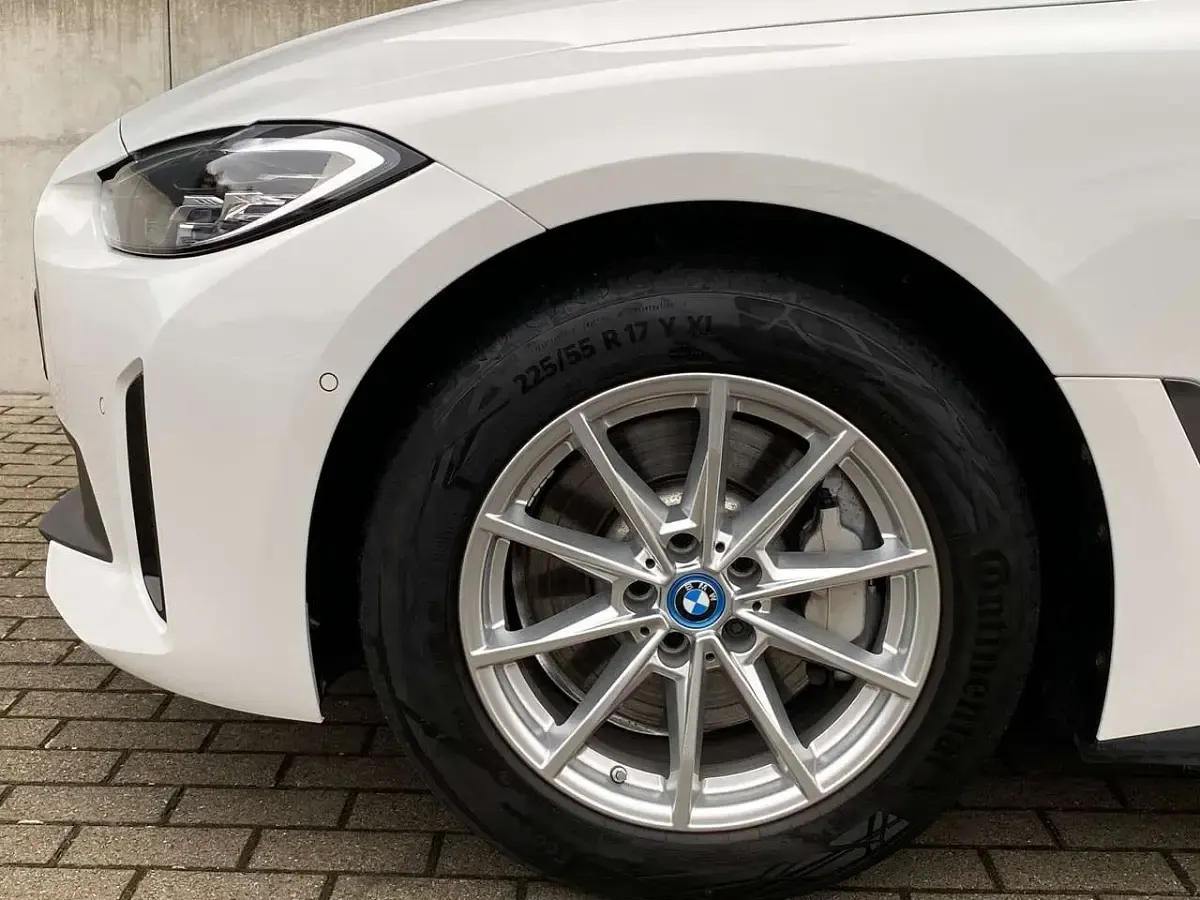 Używany BMW i4 250 kW (340 KM) 2023 Biały Sedan/Limuzyna