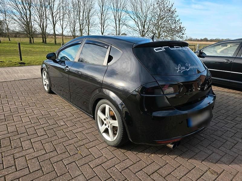 Usata Seat Leon 125 CV (91 kW) 2010 Nero Utilitaria