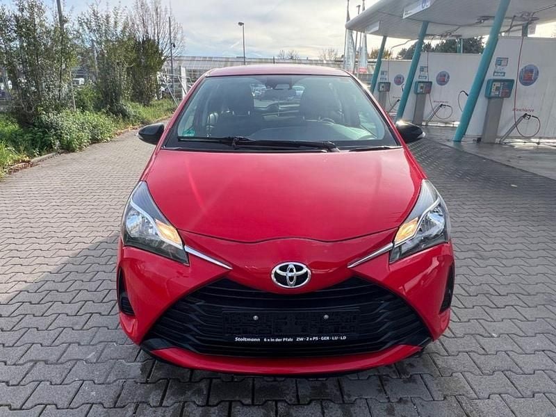 Rot Gebraucht 2019 Toyota Yaris Basis Limousine | 8.399 € (Guter Preis) - Bild 1/4