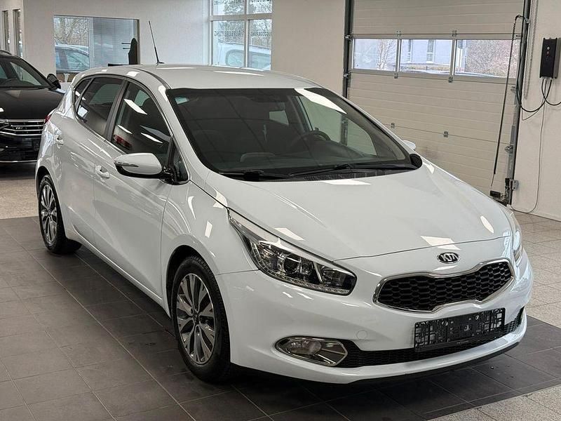 Gebraucht Kia Ceed Spirit 90 PS (66 kW) 2016 Weiß Kleinwagen