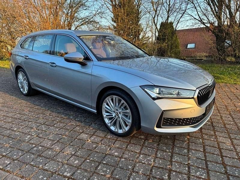Pebble silber metallic Gebraucht 2024 Skoda Superb Kombi | 39.999 € (Superpreis) - Bild 1/4