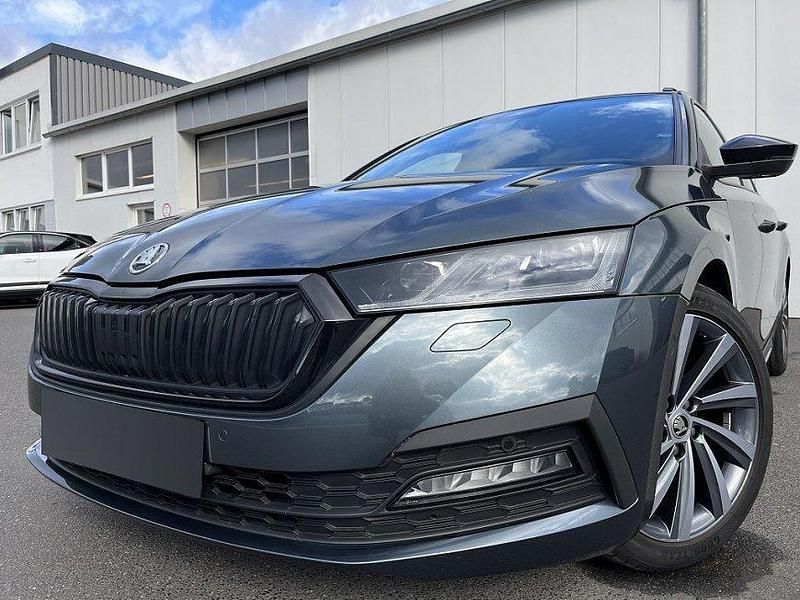 Grau quarzgrau Gebraucht 2020 Skoda Octavia SportLine Kombi | 28.990 € (Etwas zu teuer) - Bild 1/4
