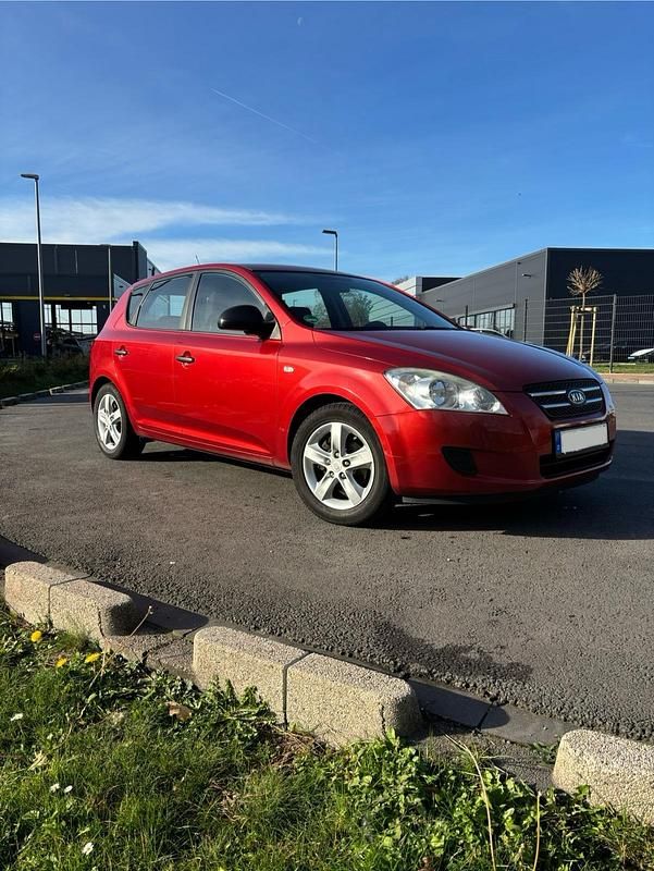 Rot Gebraucht 2010 Kia Ceed Kleinwagen | 3.000 € (Guter Preis) - Bild 1/4