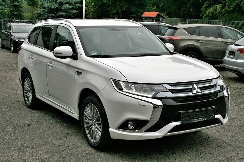 Second-hand Mitsubishi Outlander P-HEV Plus 203 CP (149 kW) 2017 Alb SUV