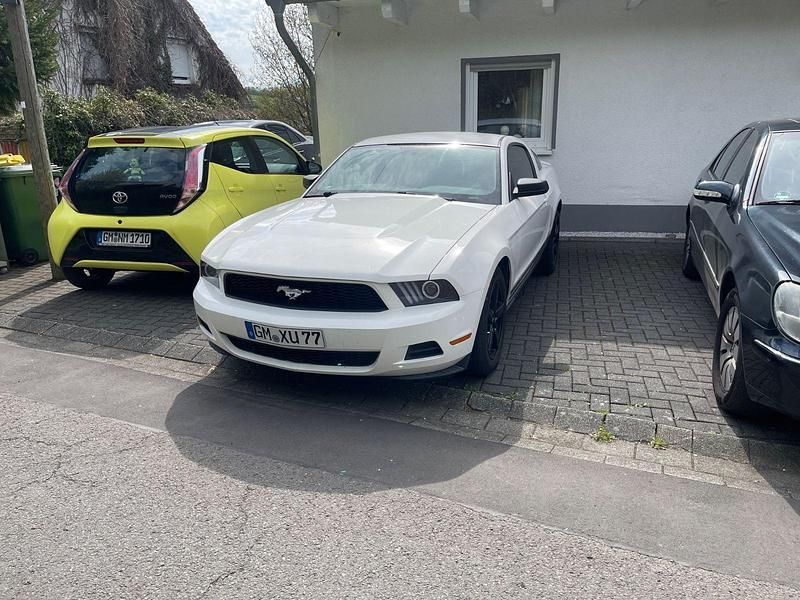 Weiß Gebraucht 2010 Ford Mustang Coupé | 12.000 € (Fairer Preis) - Bild 1/4