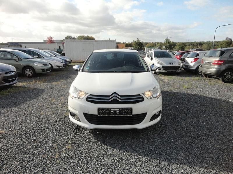 Weiß Gebraucht 2014 Citroën C4 SELECTION Limousine | 3.999 € (Guter Preis) - Bild 1/4