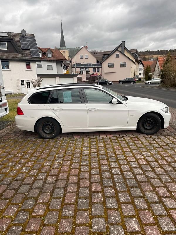 Gebraucht BMW 320 184 PS (135 kW) 2012 Weiß Kombi